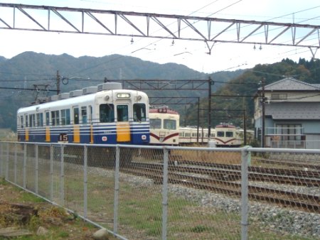 えちぜん鉄道の新型車両と旧京福電車（東古市駅）